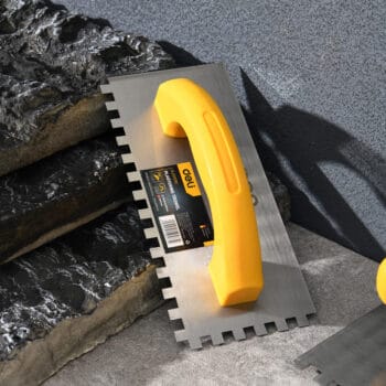 DELI σπάτουλα πλακιδίων DL509310 με πλαστική λαβή, οδοντωτή, χάλυβας άνθρακα, 230x100mm - Image 2